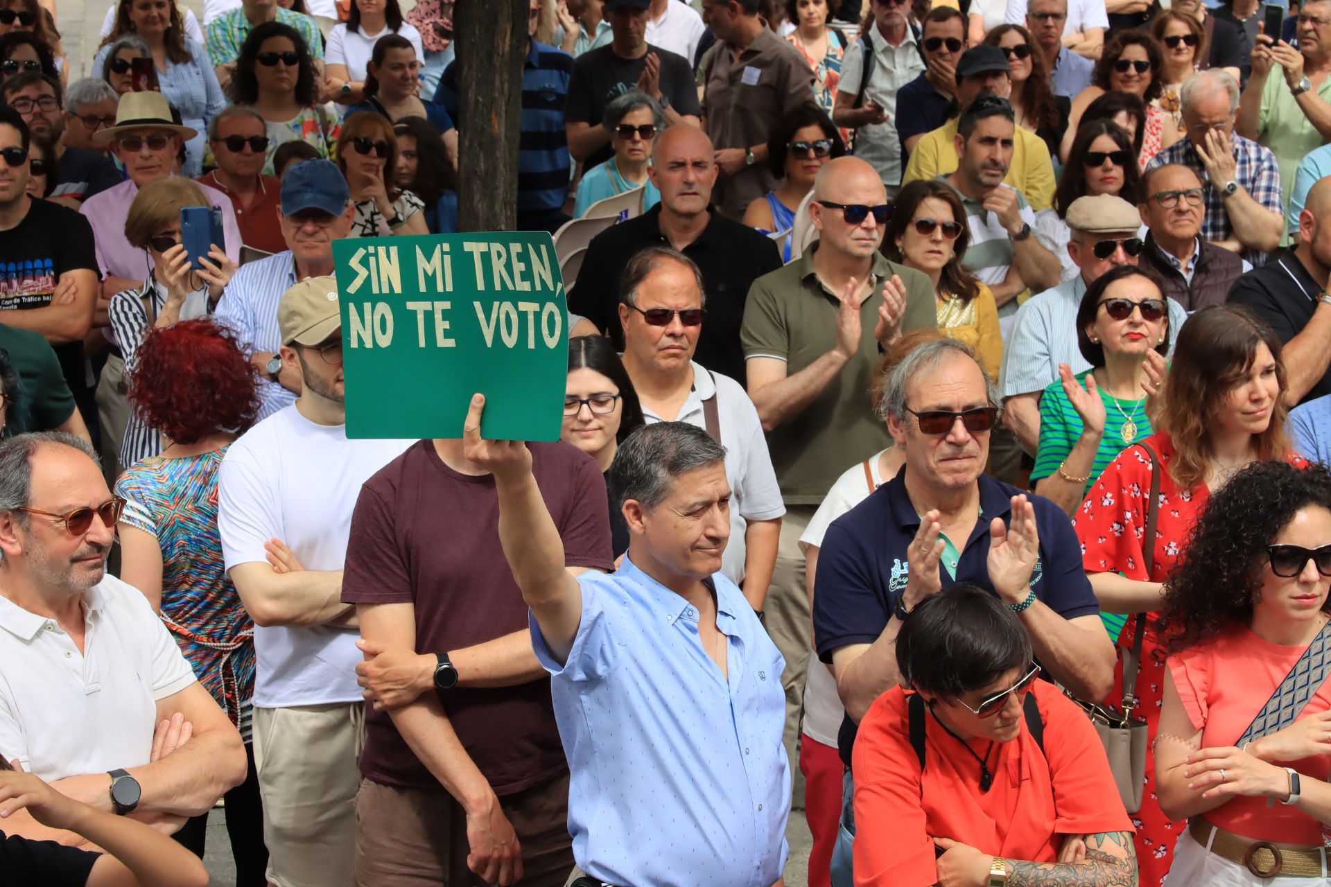 Fotos de la protesta en Segovia contra la supresión de paradas del AVE