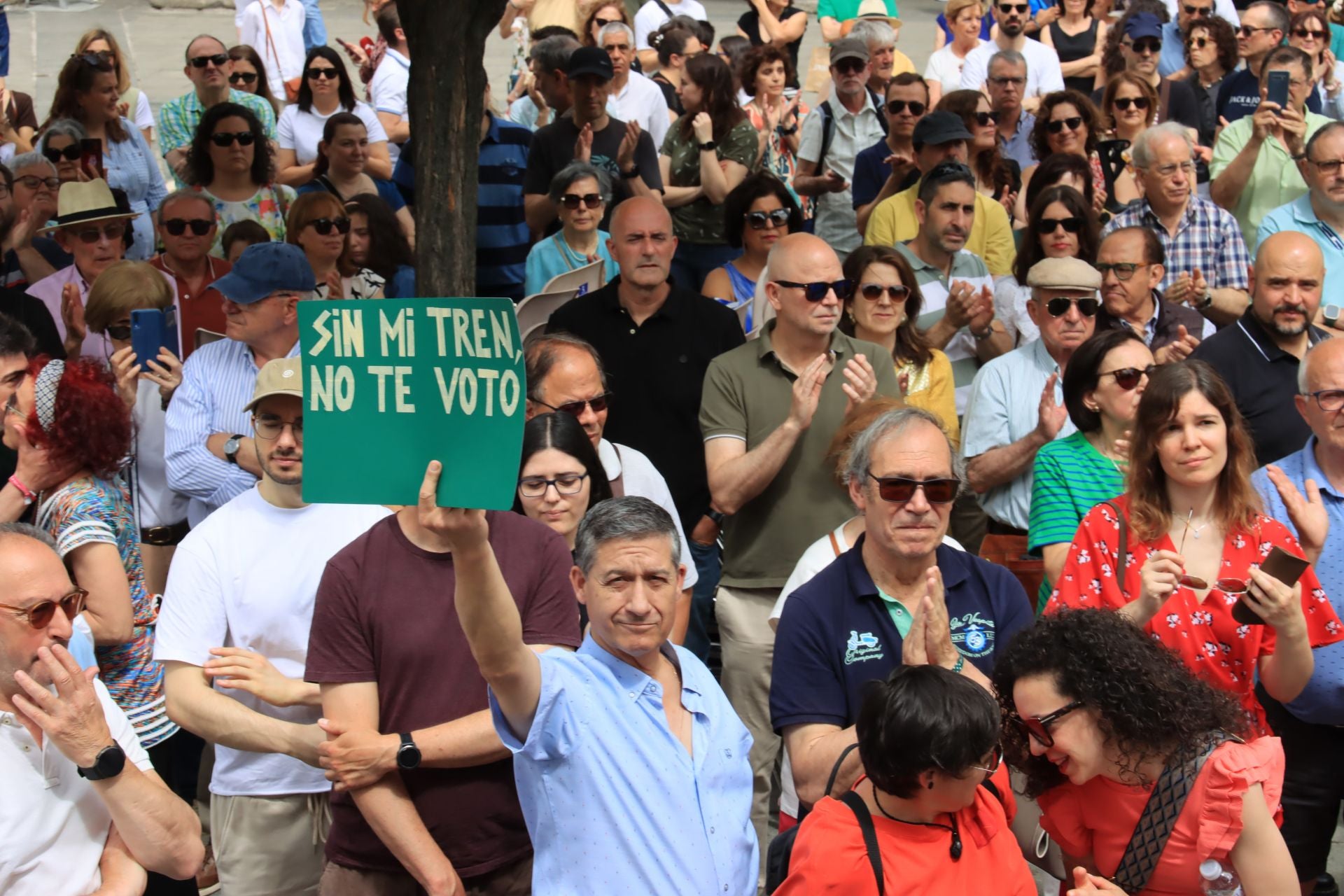 Fotos de la protesta en Segovia contra la supresión de paradas del AVE