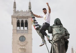 Gerardo de la Llana se encarama para colocar la bandera del Chami al Conde Ansúrez.