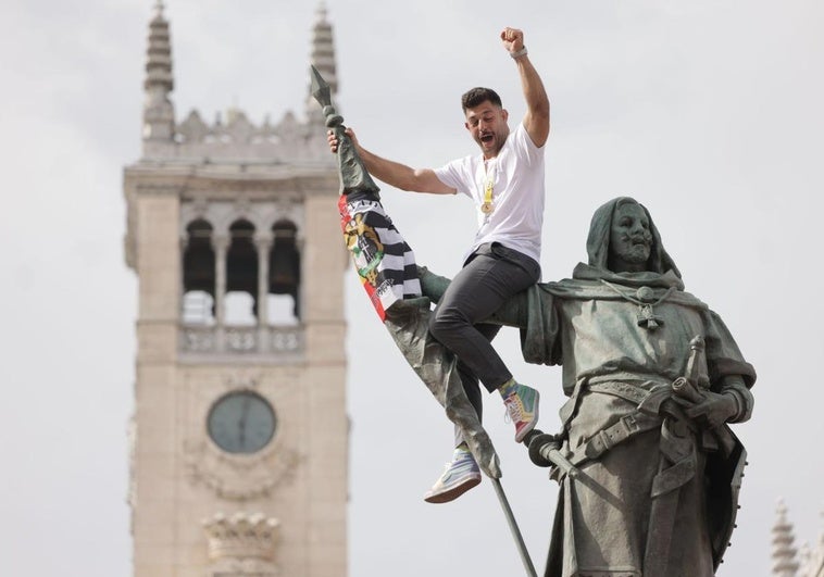 Gerardo de la Llana se encarama para colocar la bandera del Chami al Conde Ansúrez.