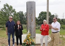 Agustina de la Fuente y Glori López, amigas de las niñas fallecidas, con otros familiares, junto al monolito.