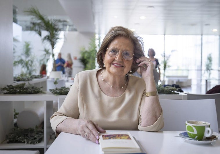Ángeles Porres, junto a uno de sus libros recomendados.