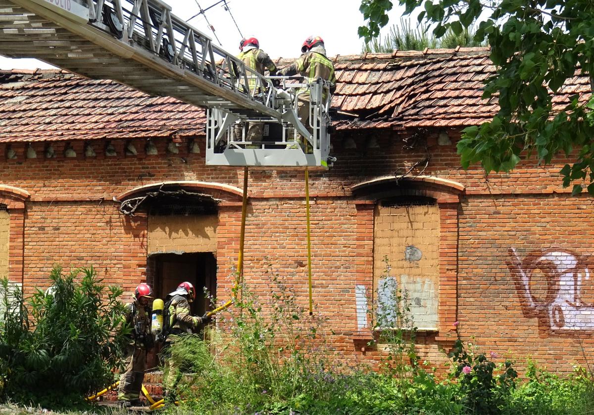 Las imágenes del incendio en la caseta del guarda del canal
