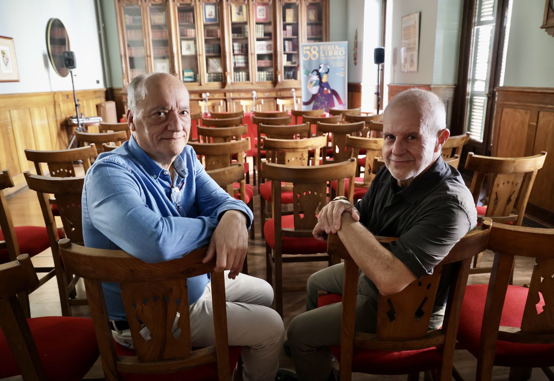 Gustavo Martín Garzo y José Manuel Navia en una sala del Círculo de Recreo.