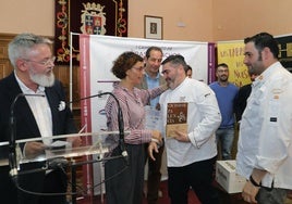 Alberto Villegas, ganador del concurso, recibe este lunes el trofeo de manos de la concejala Judith Castro en el Ayuntamiento.