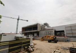 Obras de construcción del nuevo complejo deportivo en los antiguos suelos de la factoría Lauki.
