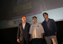 El director de Hospitalarias Palencia, Javier Arellano, con el actor Cristian Checa y el director de la película, Santiago Requejo, presentan el pase en el cine Ortega.