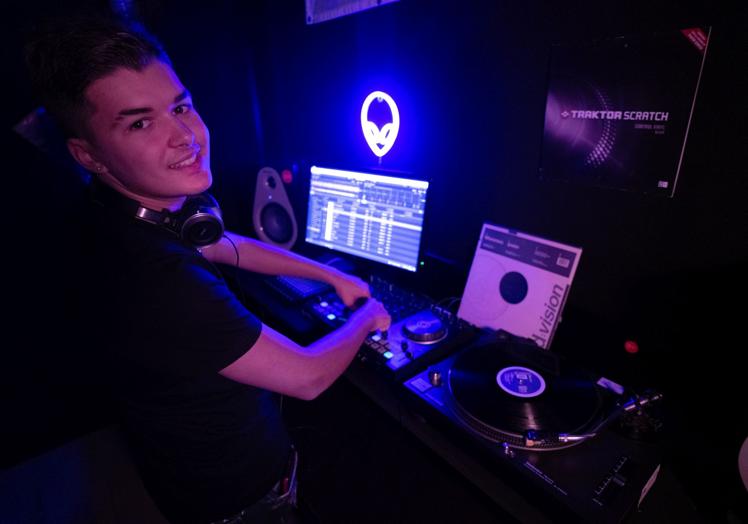 Un alumno de ACEIMAR en una cabina de Dj.