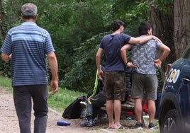 El padre y los amigos de Ghaith, el joven que desapareció en el río.
