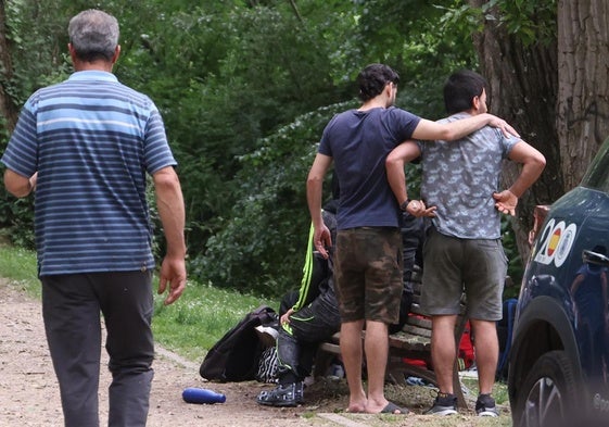 El padre y los amigos de Ghaith, el joven que desapareció en el río.