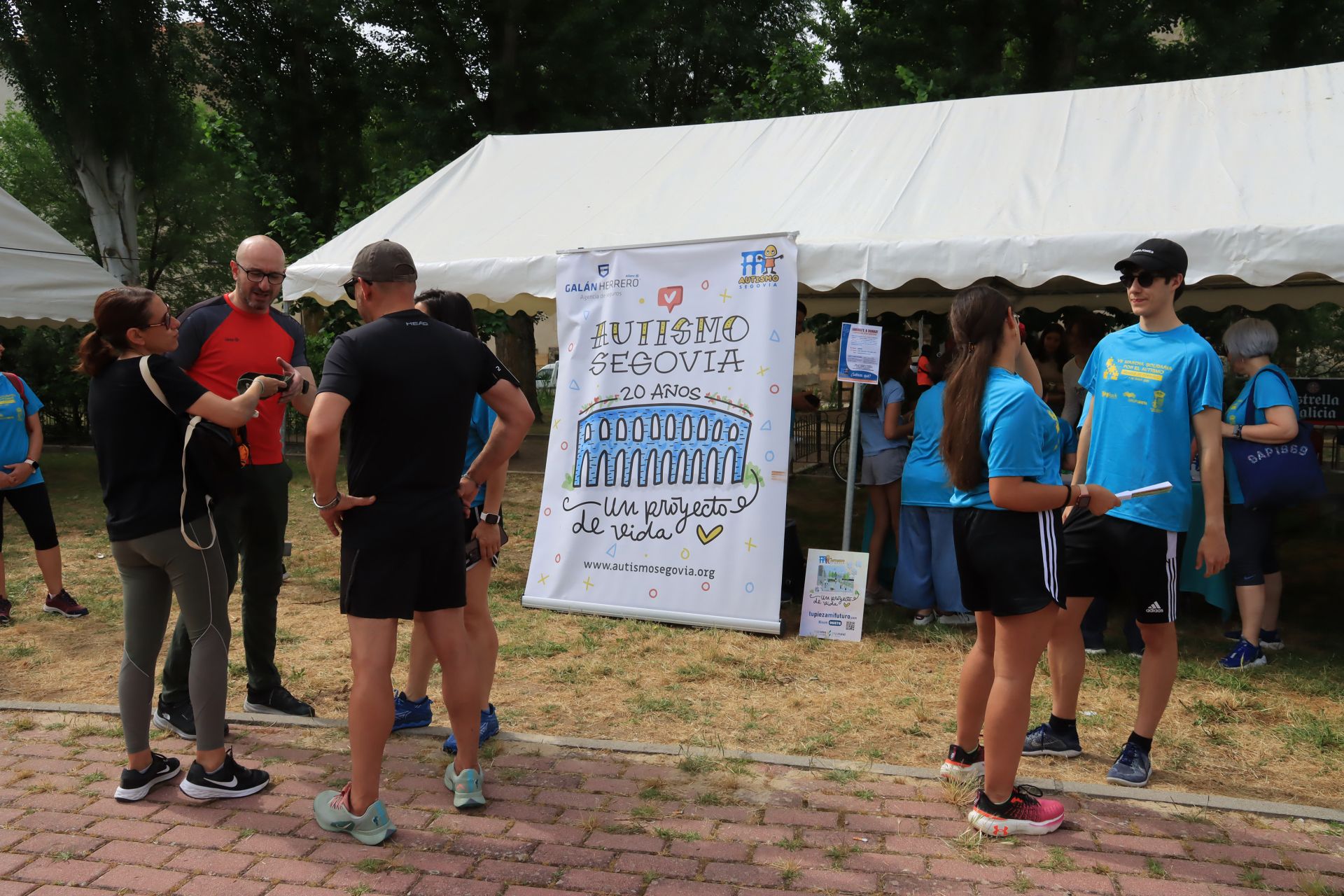 Fotos de la marcha solidaria a favor de Autismo Segovia en Bernuy de Porreros