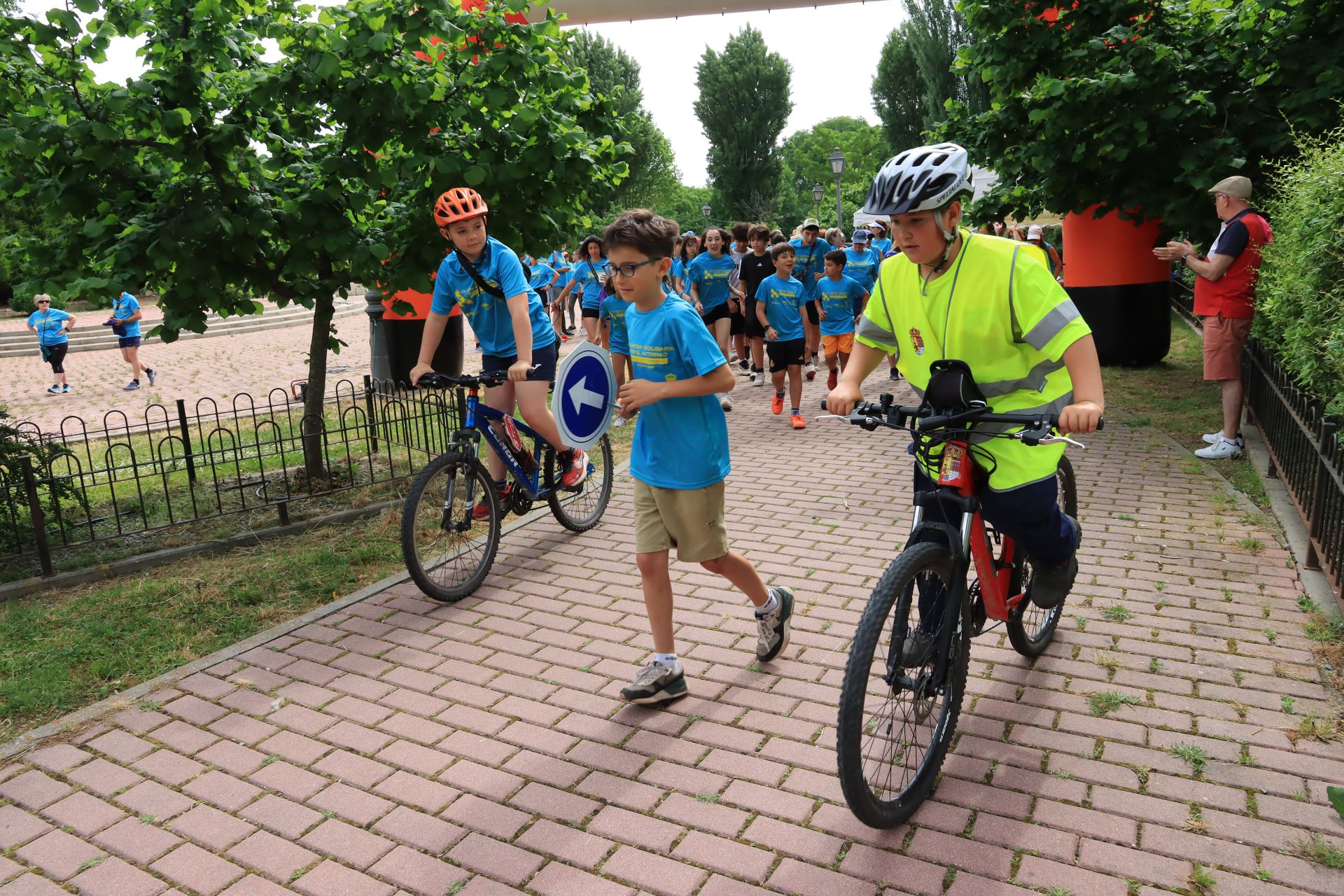 Fotos de la marcha solidaria a favor de Autismo Segovia en Bernuy de Porreros