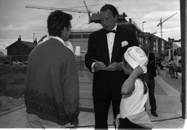 Bertín Osborne firma autógrafos en la inauguración de Parque Alameda.