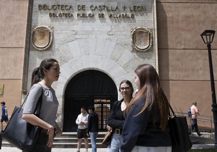 La salida de la biblioteca de Castilla y León, con estudiantes que se preparan la PAU.