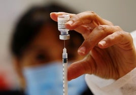 La preparación de la dosis de la vacuna para la covid