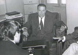 Daniel Valbuena, a la derecha, es entrevistado por su invento junto al ingeniero jefe de Industria en 1969.