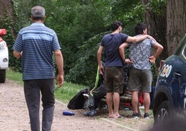 El padre y los amigos de Ghaith, el joven que desapareció en el río.