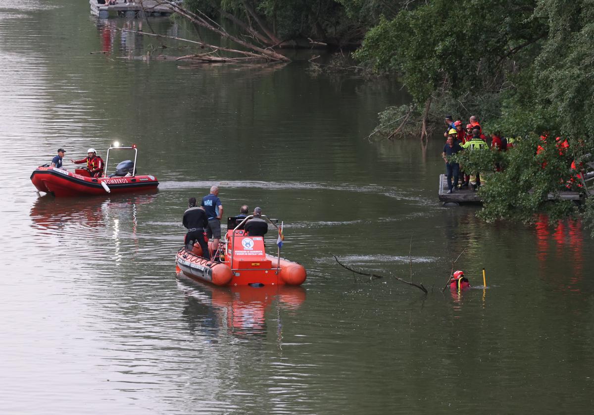 Búsqueda del joven junto al embarcadero desde el que accedió al río Pisuerga.