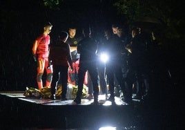 Efectivos de bomberos y Fuerzas y Cuerpos de seguridad que participaron en el rescante, en el embarcadero a última hora del domingo junto al cuerpo.