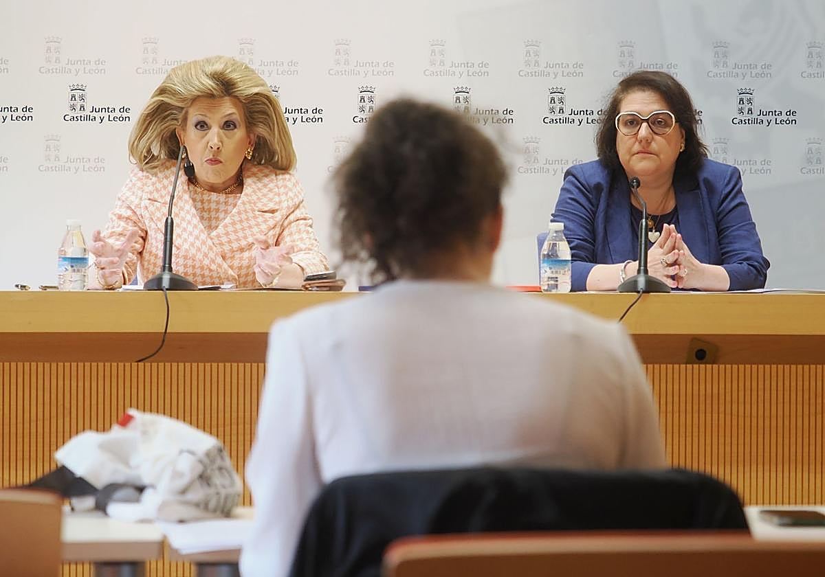 La gerente regional de Salud, Violeta Martínez Pindado, y la directora general de Personal y Desarrollo Profesional, Sonsoles García Rodríguez, presentan el Programa de Fidelización de Residentes 2025