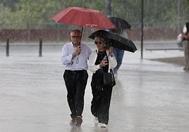 Una pareja se protege de la lluvia, hace unos días en Valladolid.