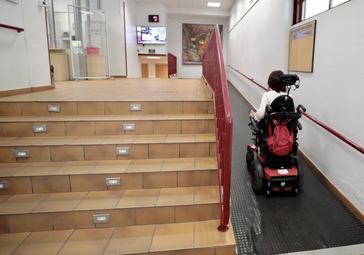 Una mujer con discapacidad sube una rampa en un centro cívico de Valladolid.