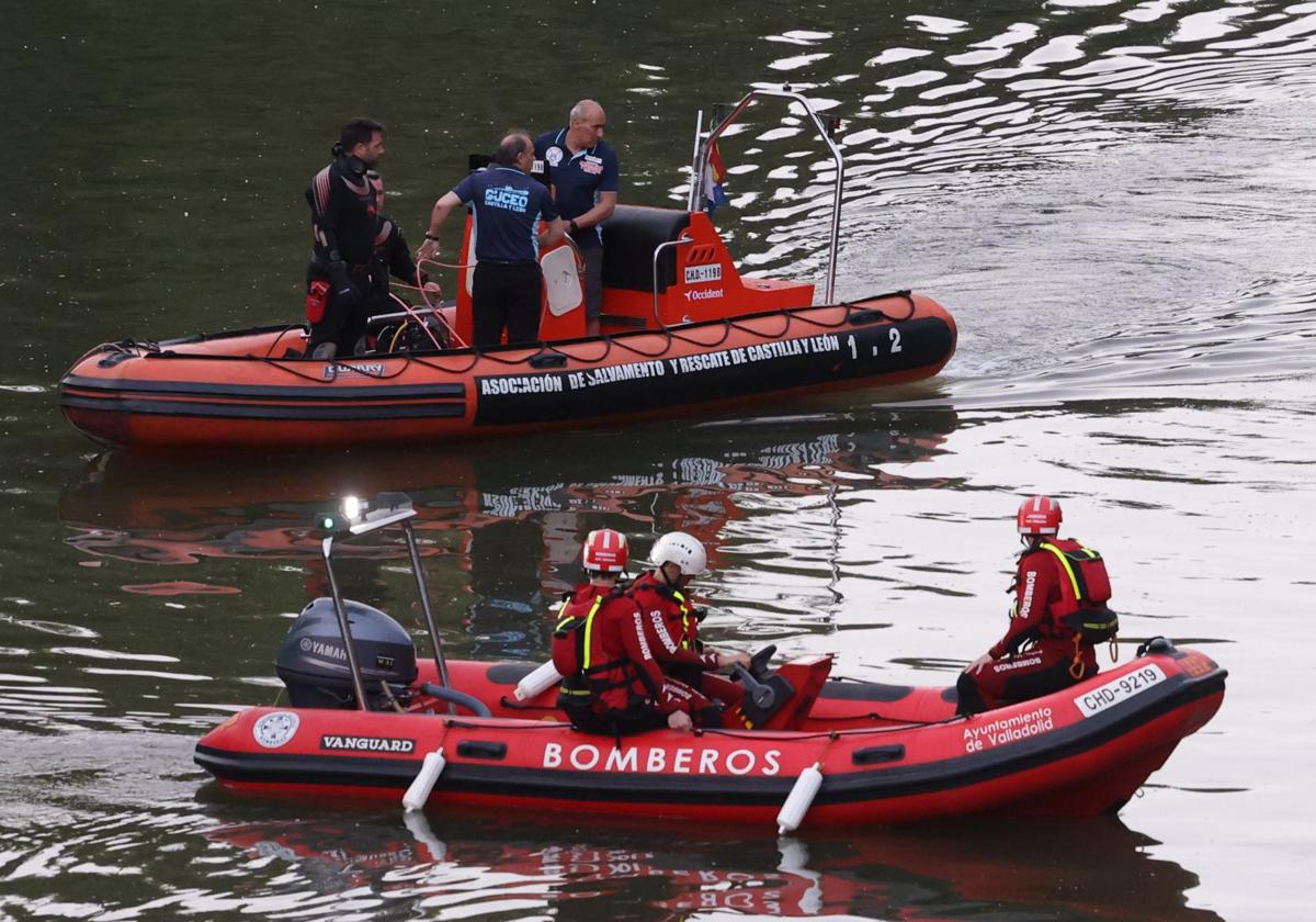 Personal de rescate durante el operativo de ayer en el Pisuerga.