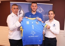 Carlvalho posa con su nueva camiseta, escoltado por David Pisonero y Mario Arranz.