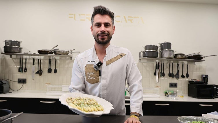 Laín Montes muestra su plato recién terminado en su cocina de Fuera de Carta
