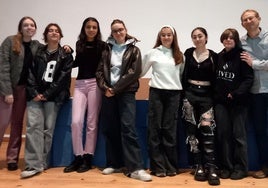 Asier Aparicio, a la derecha, con las alumnas del grupo de teatro.