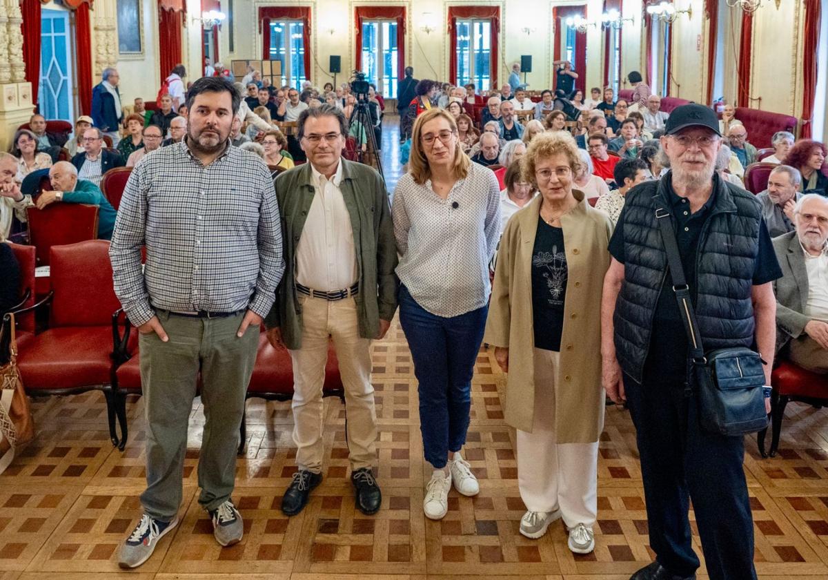 Javier Campelo, editor de Páramo; Pedro Ojeda, director de la Feria del Libro, Rocío Anguita, concejala de Toma la Palabra, Isabel Sancho, esposa de Jesús Anta, y el etnógrafo, Joaquín Díaz, antes de comenzar el acto en el Círculo de Recreo.