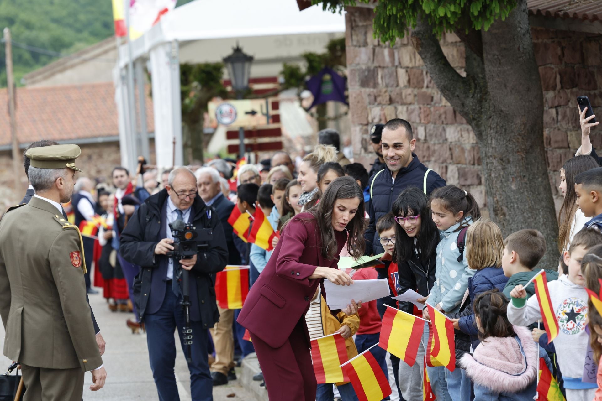 Así han saludado los Reyes a todos los palentinos en Brañosera