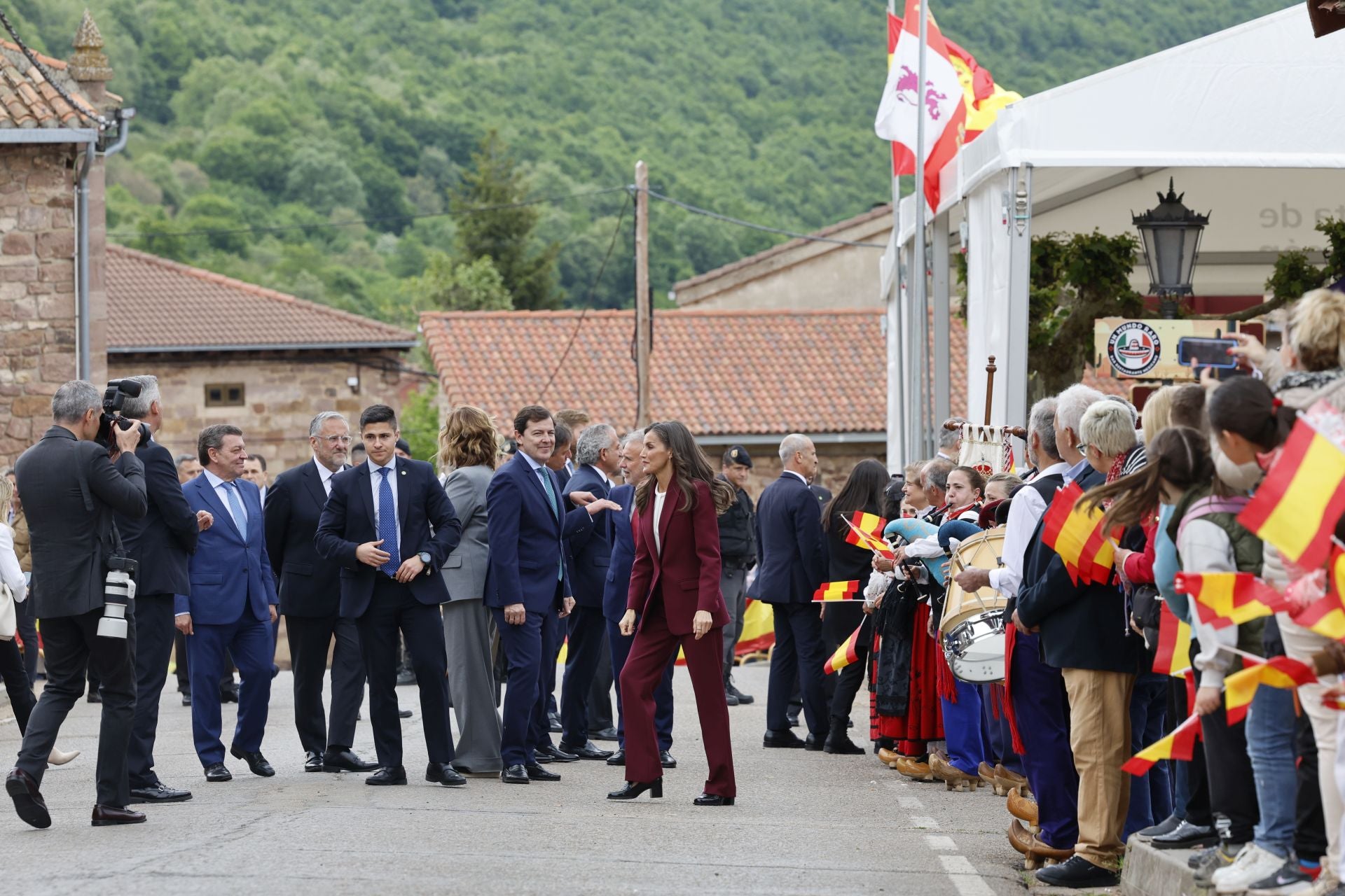 Así han saludado los Reyes a todos los palentinos en Brañosera