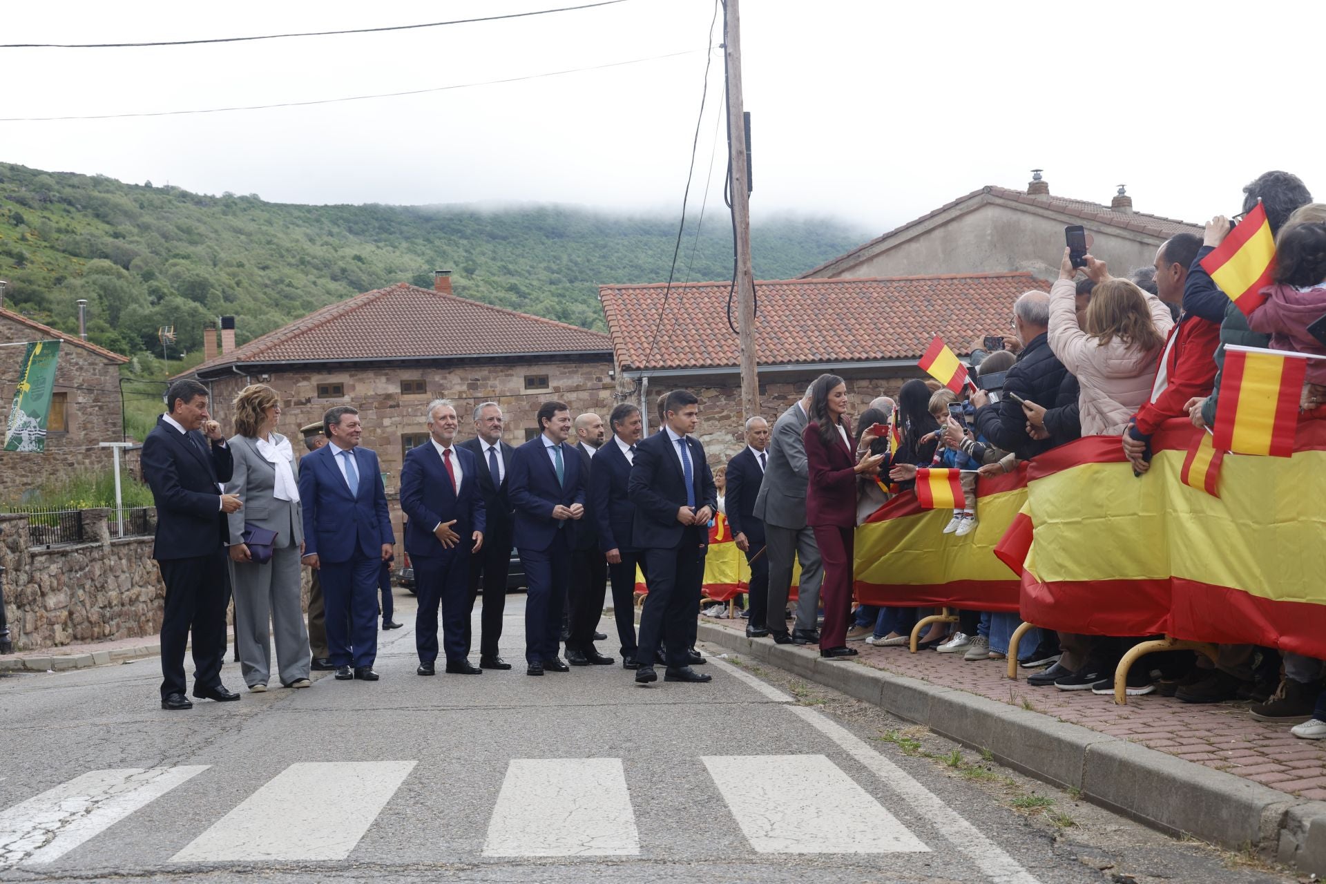 Así han saludado los Reyes a todos los palentinos en Brañosera