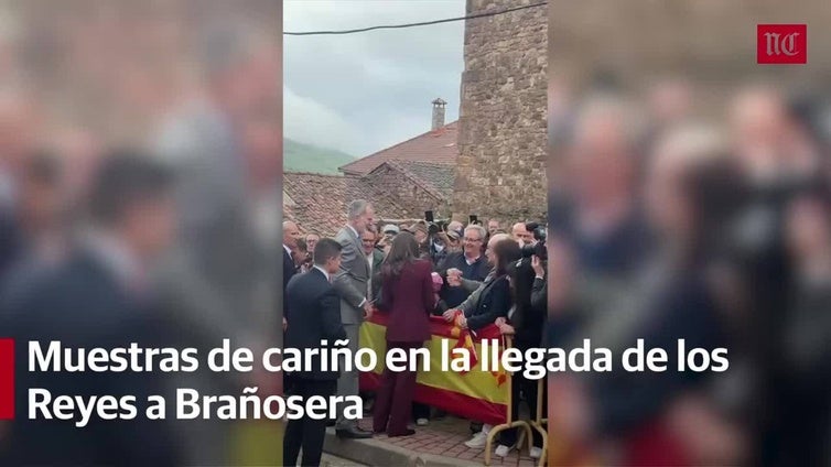 Don Felipe y Doña Letizia saludan a los vecinos de Brañosera