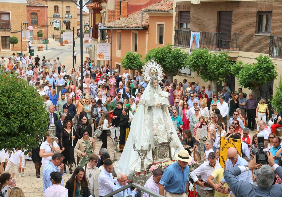 Villamuriel honra a la Virgen del Milagro y rememora el milagro de la cera