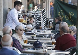 Un camarero atiende una terraza en la Plaza Mayor de Valladolid.