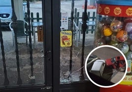 Puerta principal del bar Santa Ana de Mayorga fracturada. En el círculo, colisión del coche fugado en la calle Gregorio Marañón de Arroyo.