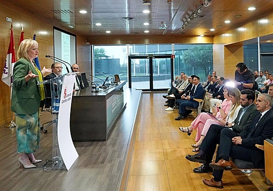 La consejera de Industria, a la izquierda, en la inauguración del I Congreso de la Industria de Castilla y León.