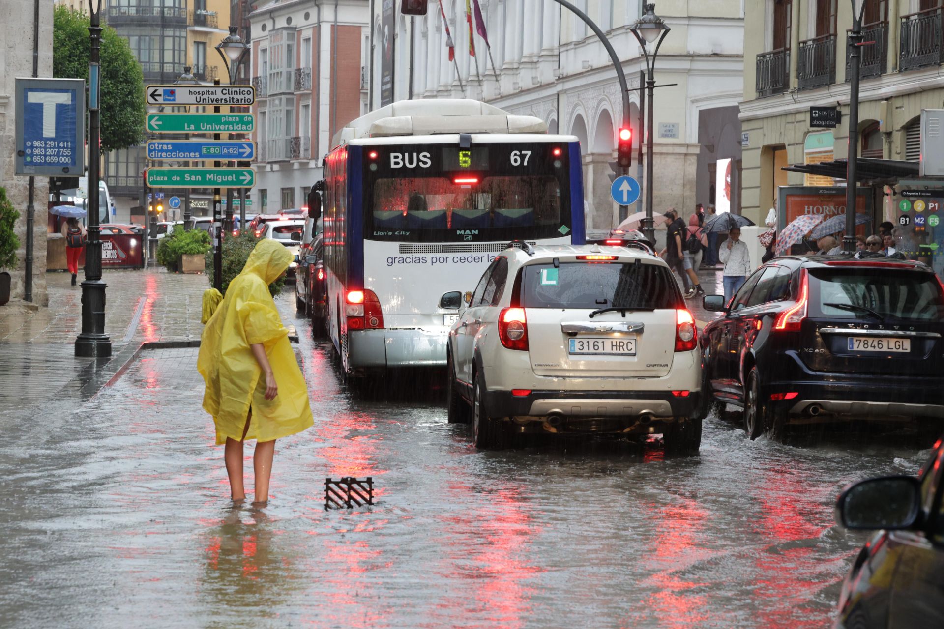 Atasco provocado por las balsas de agua en la calle Angustias, cerca del Teatro Calderón.
