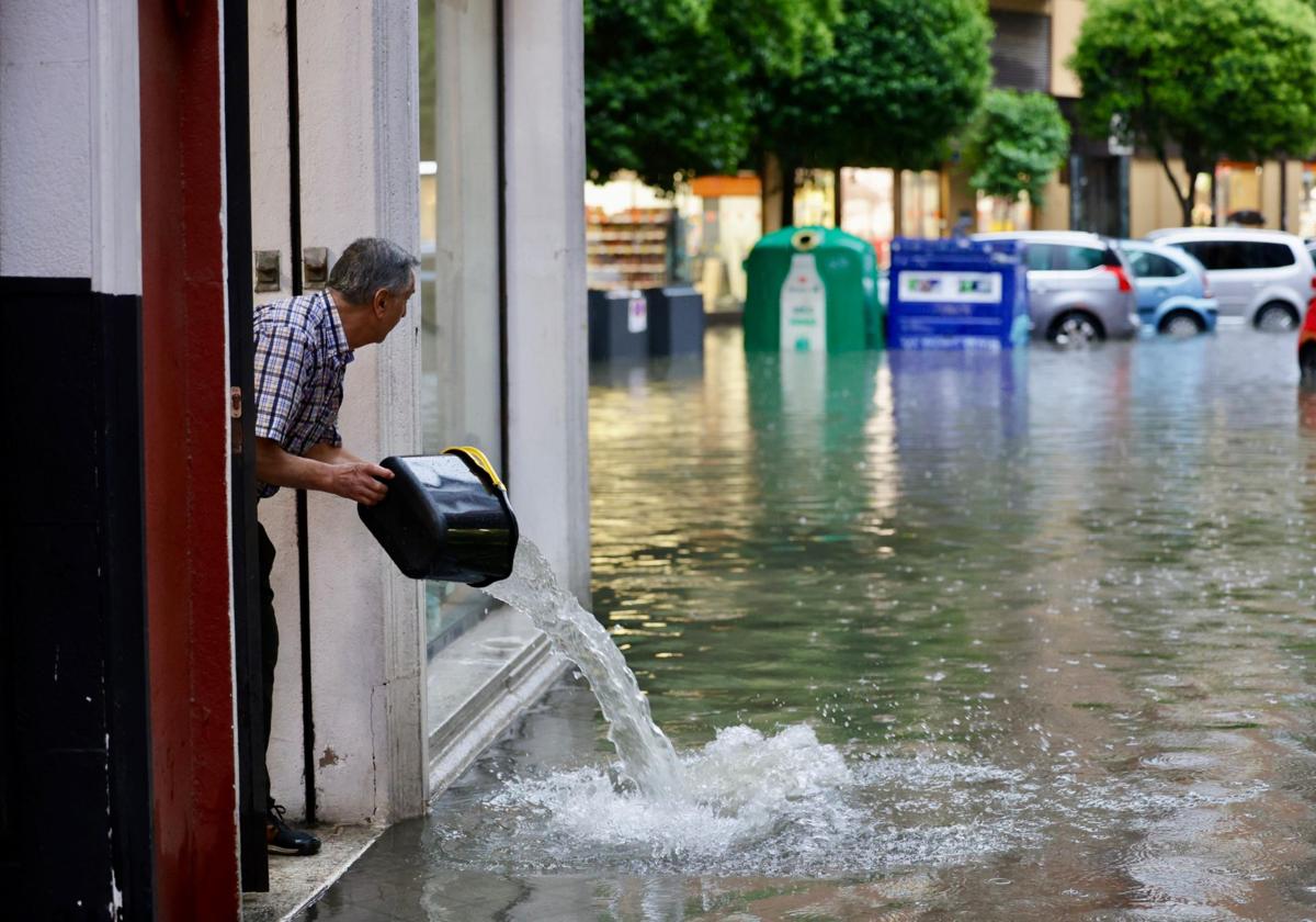 «Se me han roto todos los cristales en la cocina y ha empezado a caer agua»