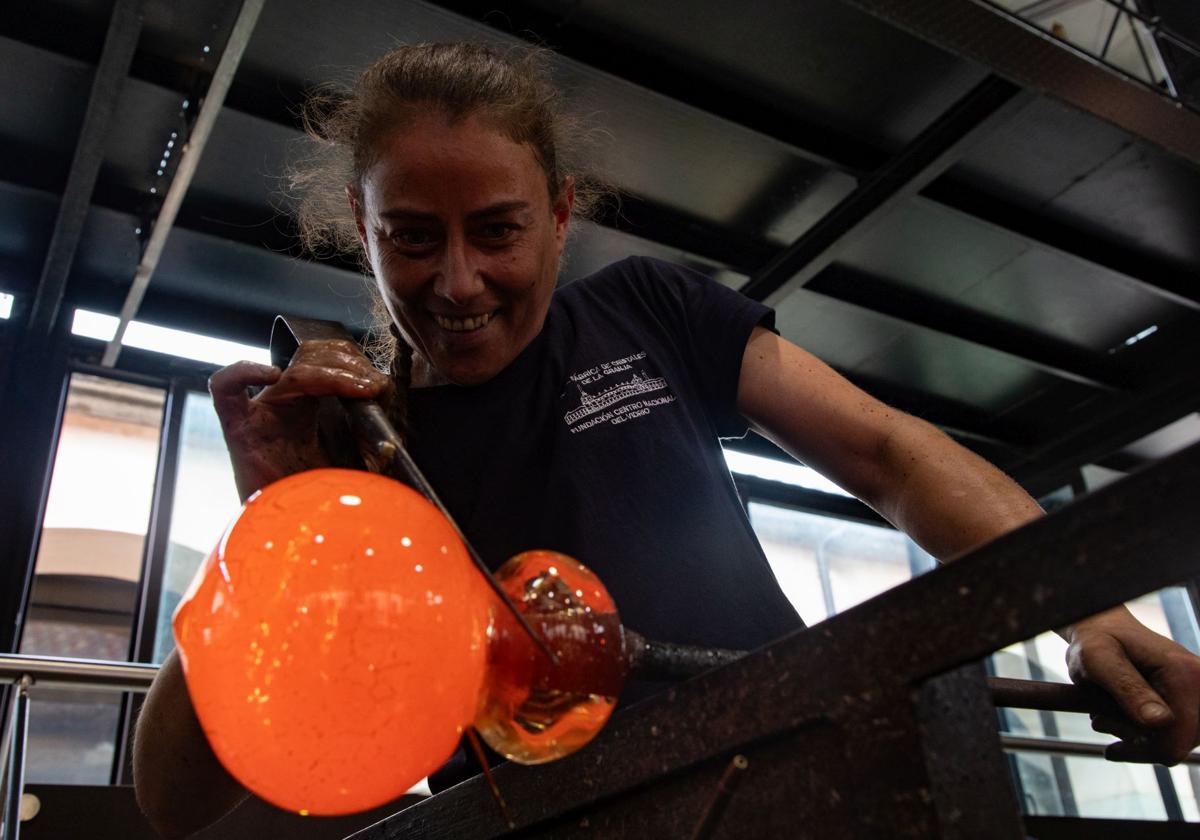 Alba Martín, profesional con más de 20 años de experiencia y formadora en los talleres impartidos en la Real Fábrica de Cristales de La Granja.
