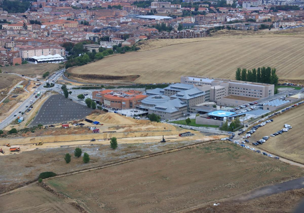 Vista aérea de las obras de urbanización de la ampliación del hospital ejecutadas durante los últimos meses.