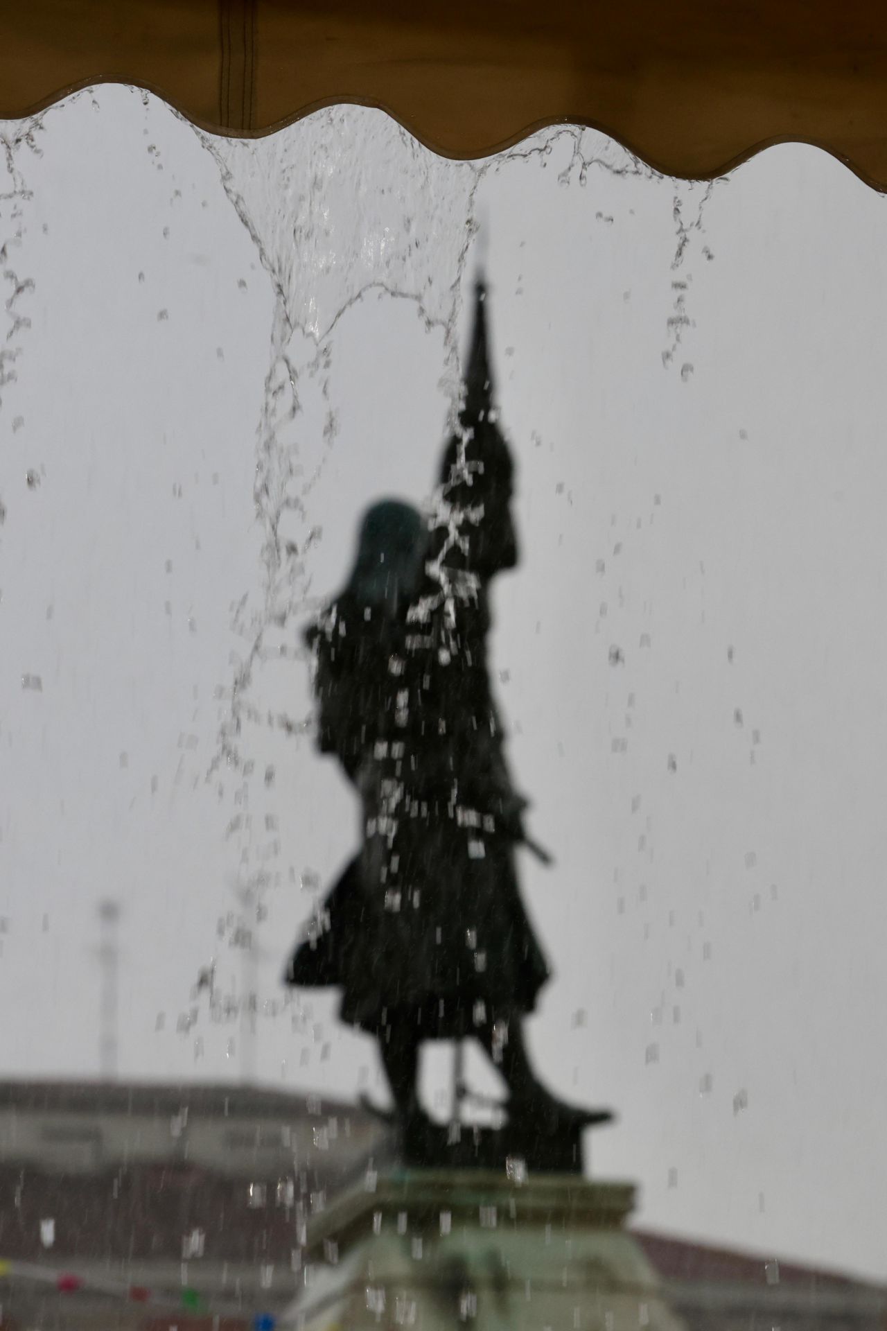 La estatua del Conde Ansúrez de la Plaza Mayor, vista a través de la lluvia que caía en ese momento sobre Valladolid.