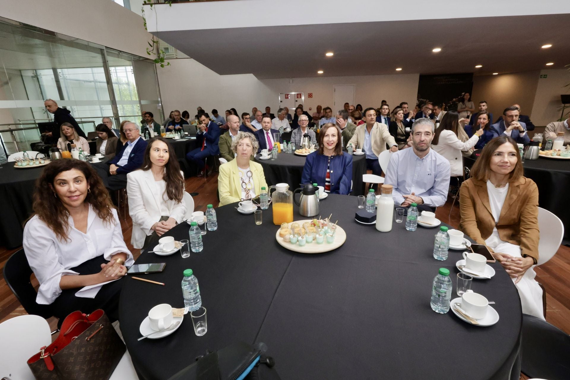 Noemí Hernández y Sara González (Amadix), Isabel Clavero (Directora Territorial y de Comercio del ICEX), Hilde Pérez y José Manuel Martínez (Centro de Supercomputación CyL) y Marta Mateo (El Norte)