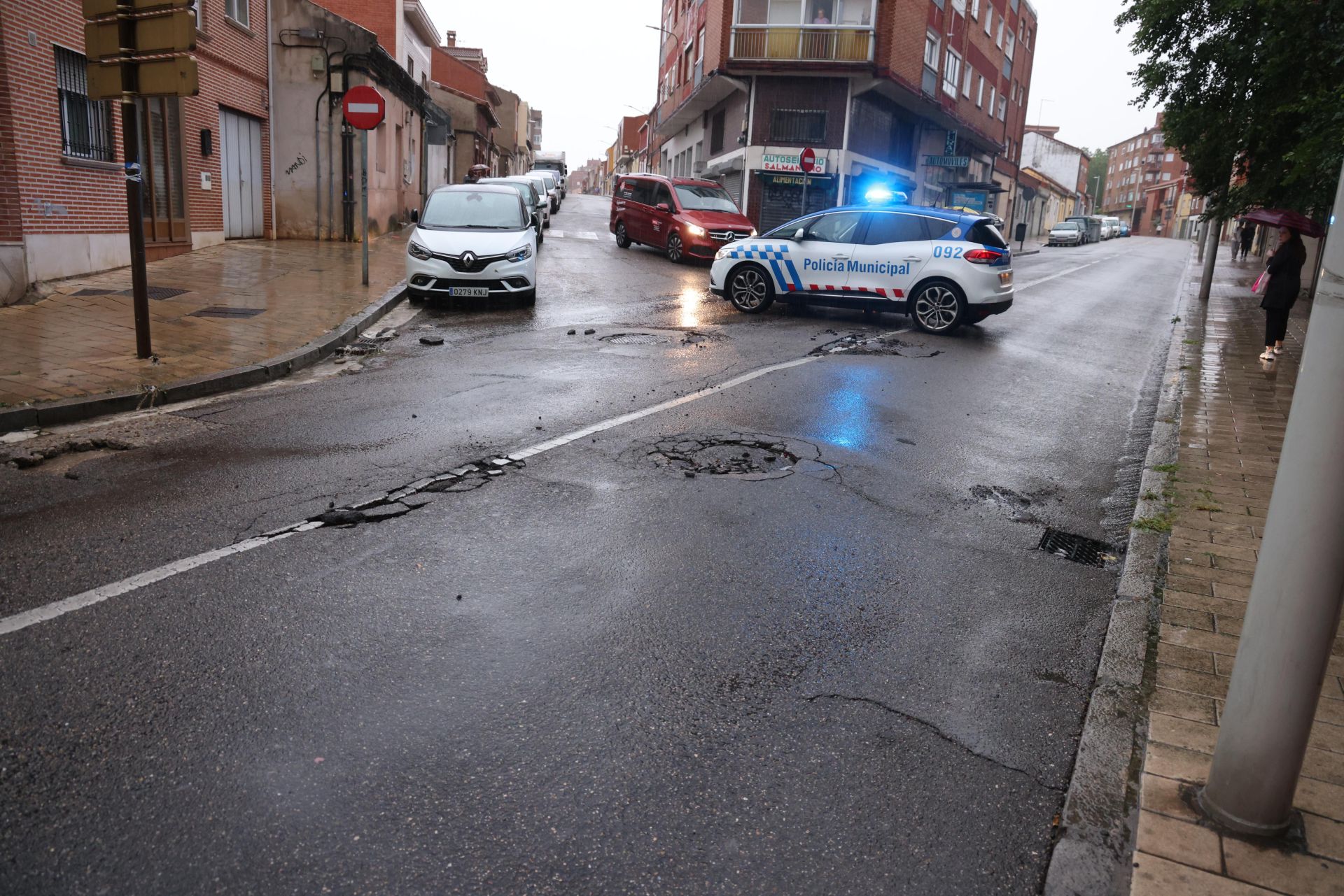 Calzada agrietada en la confluencia de las calles Villabáñez y Golondrina.