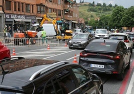 Varios vehículos en el cruce afectado.