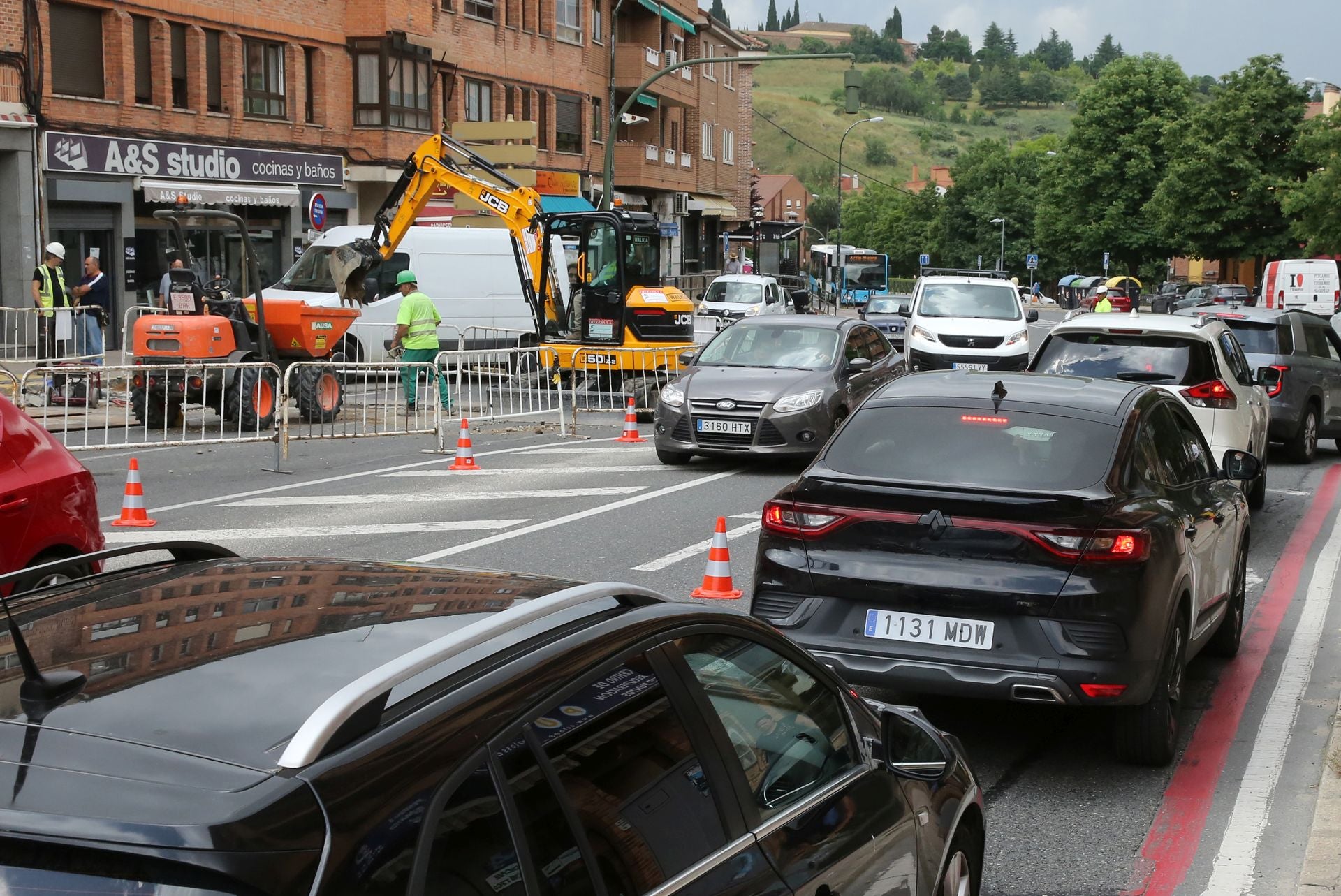 Varios vehículos en el cruce afectado.