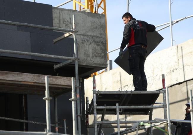 Un obrero de la construcción subido al andamio en una promoción del sur de la capital vallisoletana.