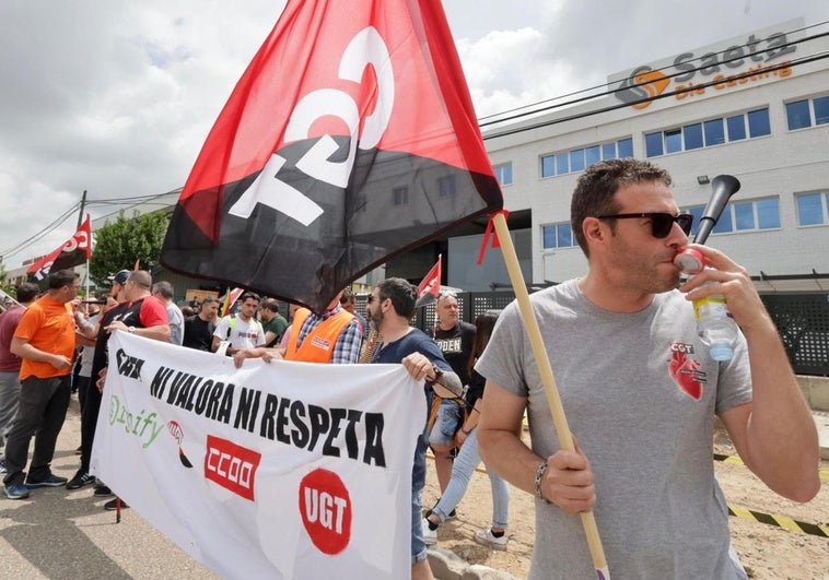 Los empleados de Saeta Die Casting, en la primera concentración de protesta ante la sede de la fundición en el polígono San Cristóbal de Valladolid.